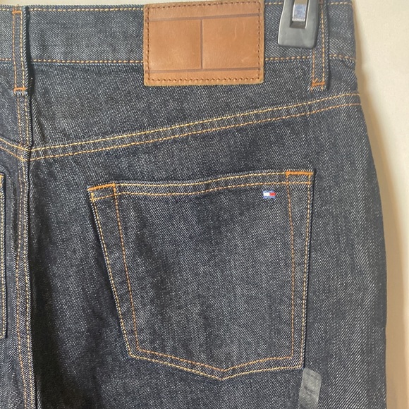 Tommy Hilfiger, men’s relaxed jeans, 33W/32L. Dark wash, new with tags - Picture 4 of 5